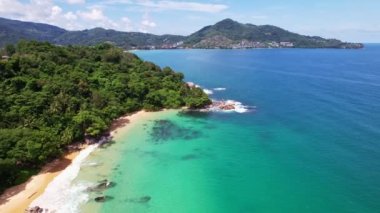 Phuket Tayland 'daki güzel deniz sahilinin tropikal ve deniz manzaralı görüntüsü. Laem Sing Bakış Açısı 'ndaki konum
