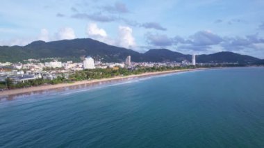 Phuket Tayland Havacılık Phuket Tayland 'daki Patong Körfezi' nin güneşli yaz gününde Phuket City Phuket manzarasının güzel tropikal deniz manzarası. Yüksek açı görünümü