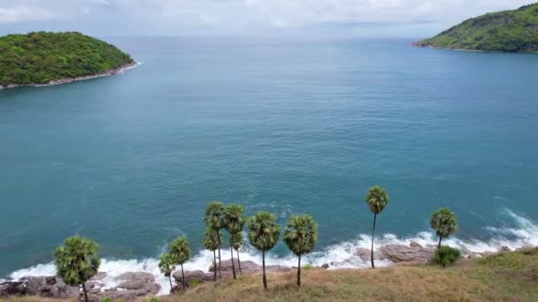 Hava Dalgaları Kayalık Kayalıklara Çarpıyor Sıçraması Beyaz Köpükle Phuket Adası — Stok video