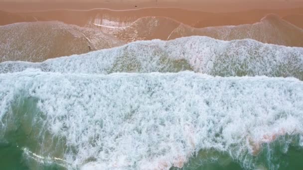 Blick Von Oben Auf Die Meeresoberfläche Wellen Krachen Schäumend Und — Stockvideo