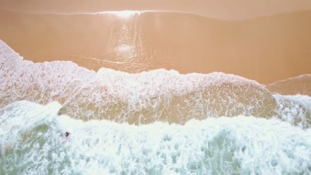Góra Widok Powierzchnię Morza Waves Crash Foaming Splashing Ocean Slow — Wideo stockowe