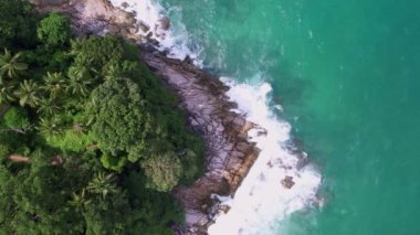 Hava dalgaları kayalık kayalıklara çarpıyor. Su sıçraması ve beyaz köpükle. Phuket Adası Tayland Yüksek Açılı Manzarası 'nda güzel dalgalar