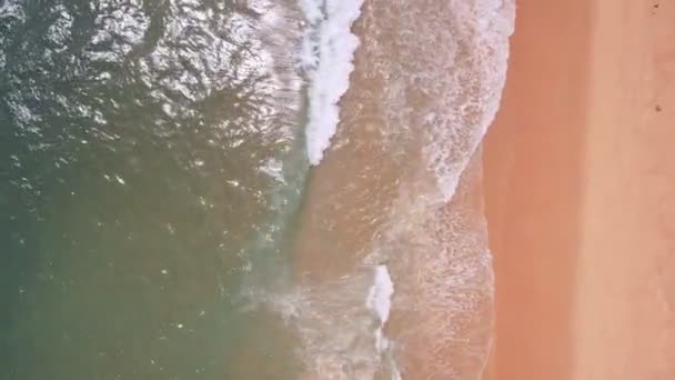 Vue de dessus de la surface de la mer Vagues s'écrasant Moussant et éclaboussant dans l'océan Mouvement lent. Journée ensoleillée fond d'été Images de haute qualité. Mer de Phuket Thaïlande