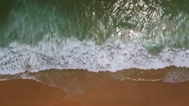 Deniz Yüzeyinin Üst Görüntüsü Dalgalar Okyanusa Köpürerek Sıçratarak Ağır Çekimde — Stok video