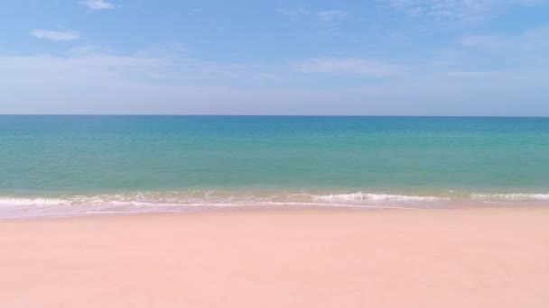 ピンク色の砂浜に波が打ち寄せる素晴らしい海空のビーチに波が打ち寄せる海波と美しいパステルカラーロマンチックな砂のビーチ高品質のビデオ鳥の目のビュー — ストック動画