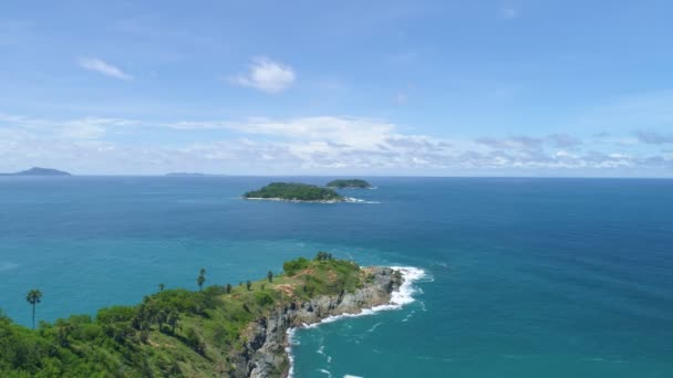 Onde Aeree Vista Schiantano Sulla Scogliera Rocciosa Con Spruzzi Schiuma — Video Stock