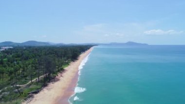 Yaz mevsiminde Phuket Denizi ve Kum Sahili 'nin havadan görünüşü. Okyanus dalgası köpükleriyle inanılmaz bir deniz sahili. Güzel doğa manzaralı deniz yüzeyi. Tatil yaz arkaplanı seyahat hedefi kavramını kabul et