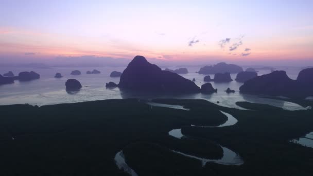 空中风景无人机拍摄美丽的日出天空在黎明时分飞越大海和红树林景观高角镜令人惊奇的自然景观 — 图库视频影像