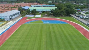 Hava manzaralı yeni stadyum üstü İHA manzaralı yeşil futbol sahası havadan görüntüler İHA uçuşu inanılmaz yeni bir futbol sahası vurdu.