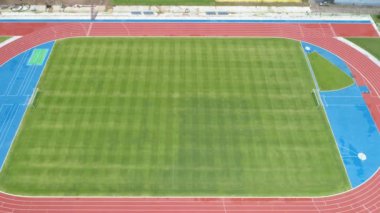 Hava manzaralı yeni stadyum üstü İHA manzaralı yeşil futbol sahası havadan görüntüler İHA uçuşu inanılmaz yeni bir futbol sahası vurdu.
