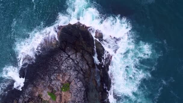 Onde Aeree Vista Schiantano Sulla Scogliera Rocciosa Con Spruzzi Schiuma — Video Stock