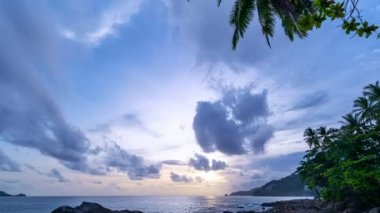 Kara bulutların denizin üzerinde akışını gösteren zaman çizelgesi. Karanlık fırtına bulutları video hızını geçiyor İnanılmaz doğa arkaplanı Korkunç hava günü