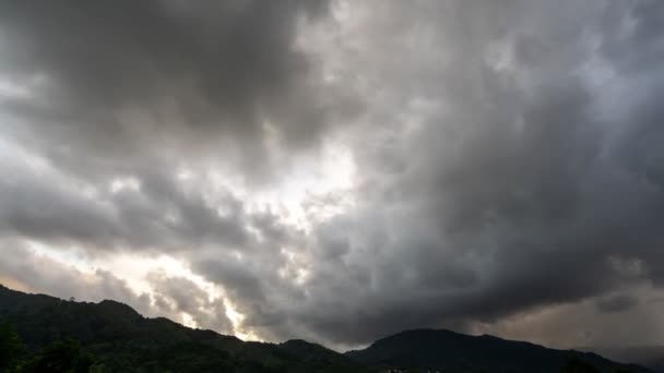 Timelapse Imágenes Nubes Oscuras Que Fluyen Sobre Montaña Nubes Tormenta — Vídeos de Stock