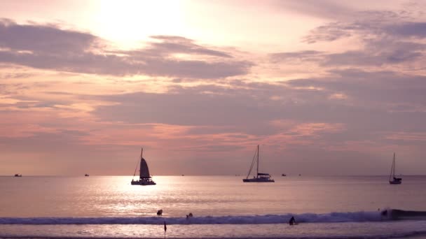 Żaglówka Tropikalnym Morzu Pięknym Zachodzie Słońca Lub Wschodzie Słońca Niebo — Wideo stockowe