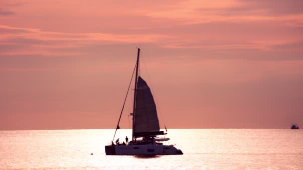 Ιστιοφόρο Σκάφος Στην Τροπική Θάλασσα Στο Όμορφο Ηλιοβασίλεμα Την Ανατολή — Αρχείο Βίντεο