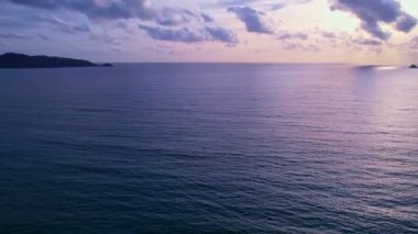 Karanlık deniz yüzeyi, Dinamik, Phuket Tayland 'da karanlık deniz yüzeyinin havadan görüntüsünü çekti. Gün batımında küçük dalgaları olan güzel tropikal deniz. İnanılmaz doğa ve seyahat arka planı.