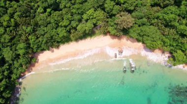 Phuket Tayland 'daki güzel deniz sahilinin tropikal ve deniz manzaralı görüntüsü. Laem Sing Bakış Açısı 'ndaki konum