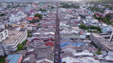 Havadan kumandalı hava aracı Tayland 'ın üzerinde uçuyor. Pazar günü Phuket Town' daki bir gece pazarında İHA 'lar ve turistler yiyecek ve giyecek satan eski sokak satıcılarıyla alışveriş yapıyorlar.