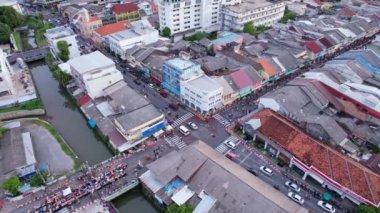 Havadan kumandalı hava aracı Tayland 'ın üzerinde uçuyor. Pazar günü Phuket Town' daki bir gece pazarında İHA 'lar ve turistler yiyecek ve giyecek satan eski sokak satıcılarıyla alışveriş yapıyorlar.