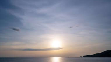 Muhteşem gün batımı ya da gün doğumu manzarası inanılmaz ışık bulutları gökyüzü ve bulutlar sürükleniyor 4K renkli karanlık gün batımı bulutları görüntüler zaman kavramı destansı bulutlar doğa manzarası