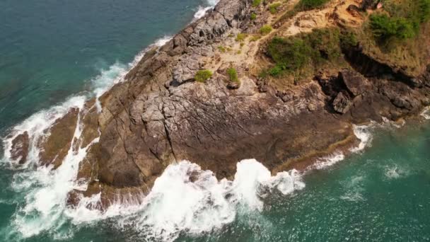 空中ビュープーケット海岸 Laem Promthep Cape美しい海でプーケットタイ — ストック動画