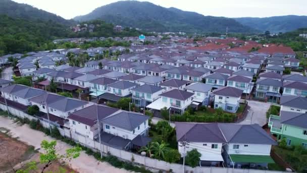 Nueva Promoción Inmobiliaria Vista Aérea Casas Residenciales Vecindario Calzadas Durante — Vídeo de stock