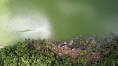 Baraj bölgesindeki dağların arasında bir göl manzarası. Yeşil Kanyon Havalimanı manzarası 4K yüksek kaliteli video görüntüleri
