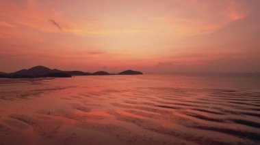 İnsansız hava aracı görüntüsü. Gün doğumu ya da günbatımı gökyüzü üzerinde dönen bebek kayması. Güzel, aydınlık doğa manzarası.