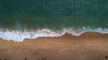 İnanılmaz deniz. Okyanus manzarası. Kumsalda mavi dalgalar kırılıyor.