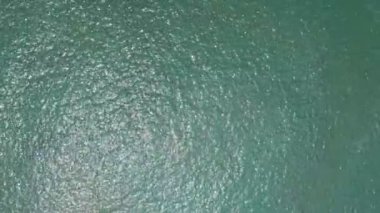 Yaz mevsiminde hava aracı görüntülerinden güzel bir deniz manzarası. Şaşırtıcı deniz dalgaları arka planı
