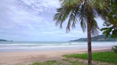 Yaz denizi arkaplanı. Okyanus dalgaları üzerine mavi gökyüzü beyaz bulutlar. Dalgalar boş bir sahile çarpıyor. Patong Phuket Tayland 'da deniz dalgaları ve güzel kumsallar. Yüksek kaliteli video