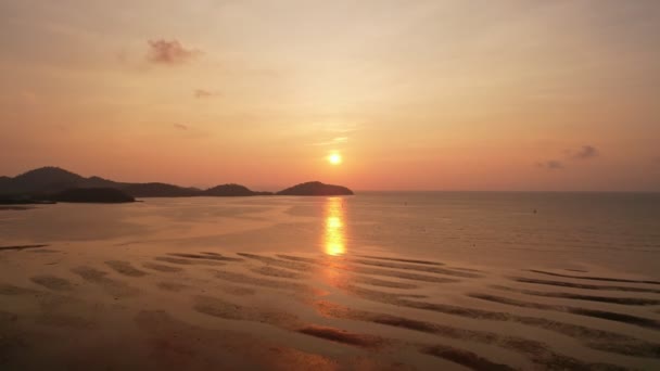 Drone Pandangan Udara Dolly Slide Panning Atas Matahari Terbit Laut — Stok Video