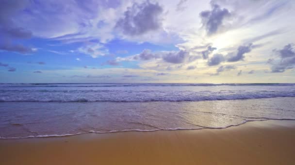 Zomer Zee Achtergrond Blauwe Lucht Witte Wolken Oceaan Golven Breken — Stockvideo