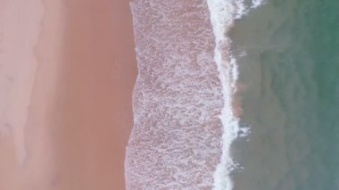 Güzel Deniz ya da Okyanus Koyu ve Boş Kum Sahili ile Havadan Gelen Phuket Denizi. Phuket Tayland 'da Doğa Tatili ve Turizm İstikameti. Seyahat ve web sitesi arka plan kavramı