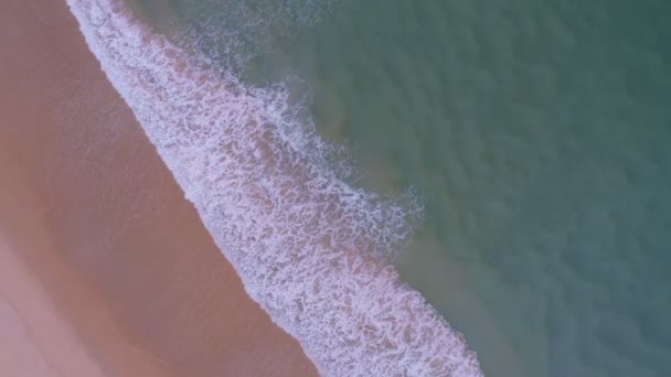 美しい海やオーシャンベイと空の砂のビーチと空中自然プーケットの海の風景 プーケットタイの素晴らしい自然の休暇と観光地 旅行とウェブサイトの背景コンセプト — ストック動画