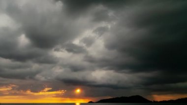Zaman Kaydı Kara Gökyüzü ve Kara Bulut. Kara bulutlar dağların üzerinde hızla hareket ediyor. Kara fırtınalı, bulutlu, yağmurlu, zaman aşımlı fırtına bulutları. Kötü hava günü.
