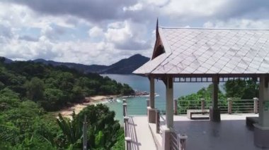 Phuket Adası 'ndaki deniz kıyısı manzarası. Phuket Tayland' daki inanılmaz dalgalar deniz manzarası. 4K insansız hava aracından yüksek kaliteli görüntüler.