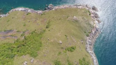 Phuket Adası 'ndaki deniz kıyısı manzarası. Phuket Tayland' daki inanılmaz dalgalar deniz manzarası. 4K insansız hava aracından yüksek kaliteli görüntüler.