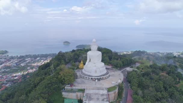 Aerial View Drone Shot White Marble Wielki Posąg Buddy Szczycie — Wideo stockowe