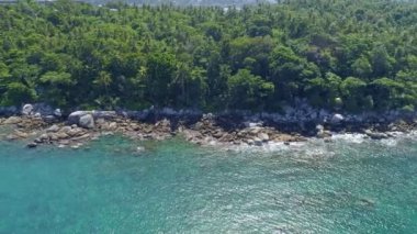 Phuket Adası 'ndaki deniz kıyısı manzarası. Phuket Tayland' daki inanılmaz dalgalar deniz manzarası. 4K insansız hava aracından yüksek kaliteli görüntüler.