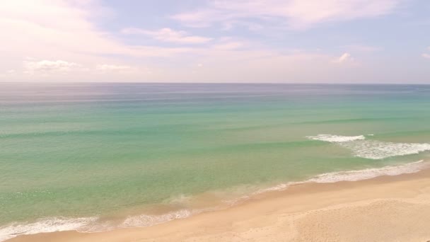 Güzel Deniz Okyanus Koyu Boş Kum Sahili Ile Havadan Gelen — Stok video