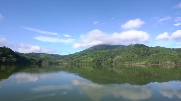 从空中俯瞰大坝地区一座高山间的湖泊 绿化峡谷景观4K高质影像画面 — 图库视频影像
