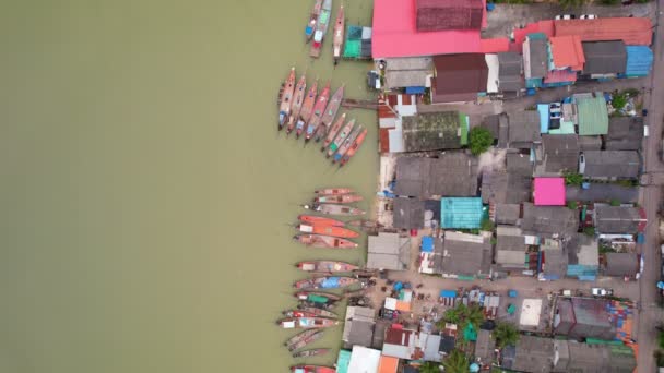 在泰国苏拉坦尼 拥有渔船和屋顶的渔村鸟瞰全景 高角度视图 — 图库视频影像