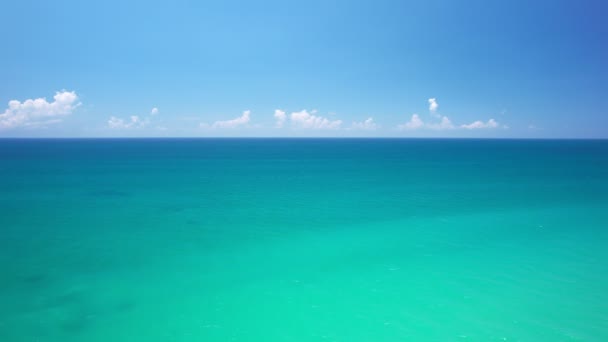 美丽的大海在夏天的镜头从无人驾驶飞机的空中观看 惊人的海浪背景 — 图库视频影像