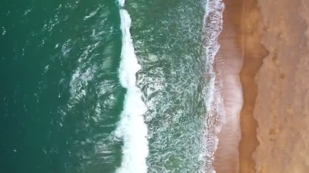 Морские Волны Красивый Песчаный Пляж Высокое Качество Видео Высоты Птичьего — стоковое видео