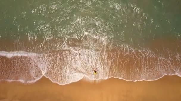 Морские Волны Красивый Песчаный Пляж Высокое Качество Видео Высоты Птичьего — стоковое видео