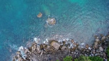 Phuket adasındaki tropik deniz manzarası. Phuket Tayland 'daki inanılmaz dalgalar deniz manzarası. 4K insansız hava aracından yüksek kaliteli görüntüler.