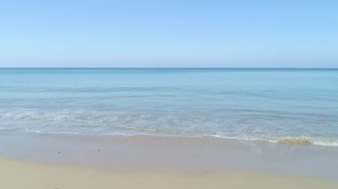 Yaz mevsiminde hava aracı görüntülerinden güzel bir deniz manzarası. Şaşırtıcı deniz dalgaları arka planı