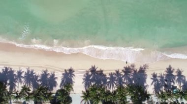 Güzel tropikal deniz kumlu sahili ve kumsala vuran dalgaların yukarıdan görünüşü Phuket Patong plajındaki güzel deniz yüzeyi ünlü turizm merkezidir.