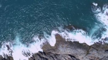 Phuket adasındaki tropik deniz manzarası. Phuket Tayland 'daki inanılmaz dalgalar deniz manzarası. 4K insansız hava aracından yüksek kaliteli görüntüler.